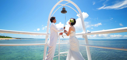 アートホテル石垣島ではビーチの海上桟橋で挙式